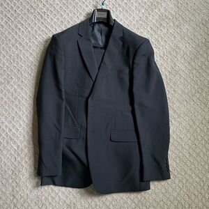 Black suit. Jacket 40R, pants 34W. Braveman brand.